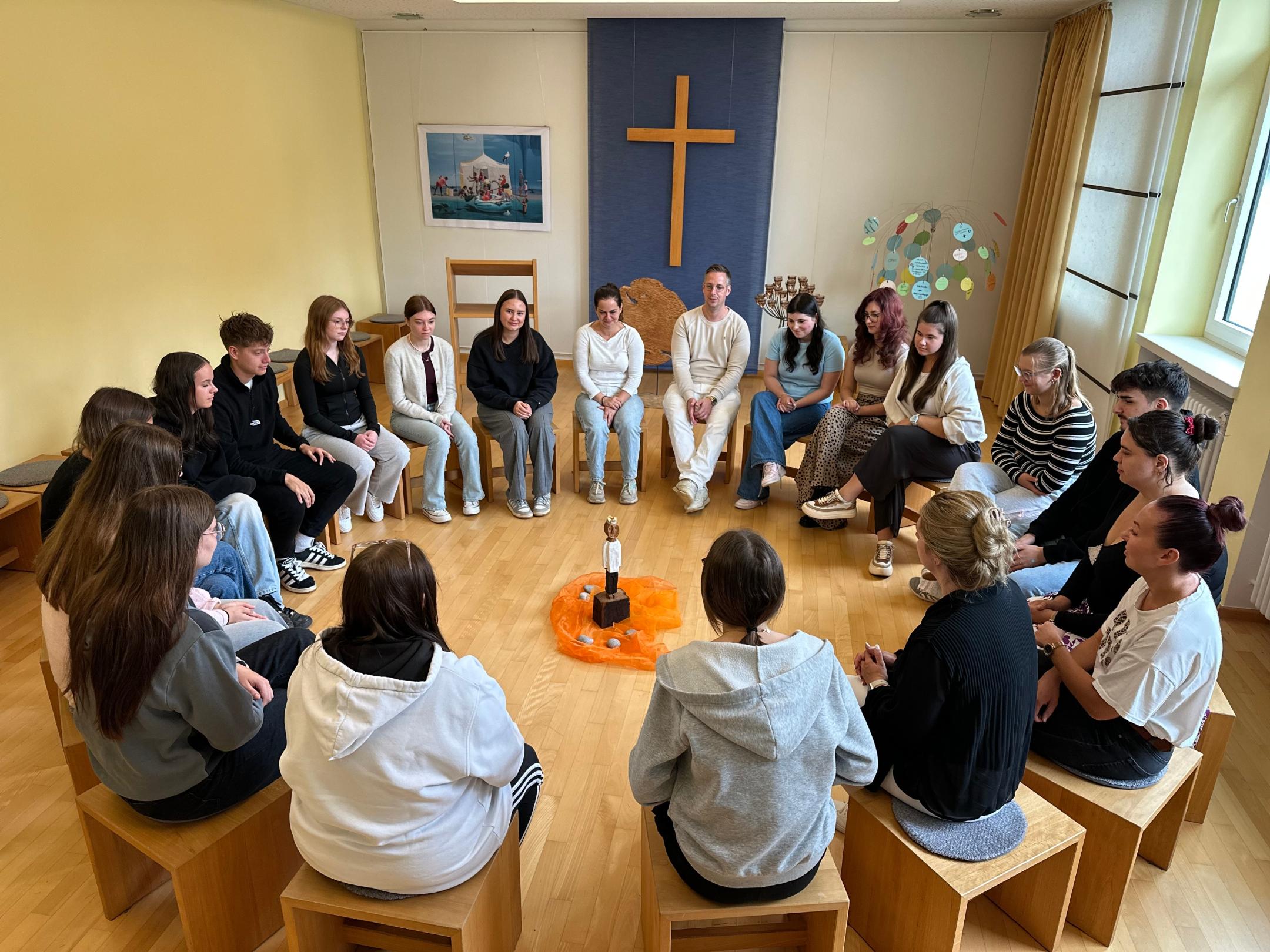 Königsfigur mit Klasse 11.1 im Meditationsraum