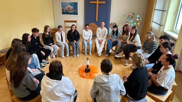 Königsfigur mit Klasse 11.1 im Meditationsraum