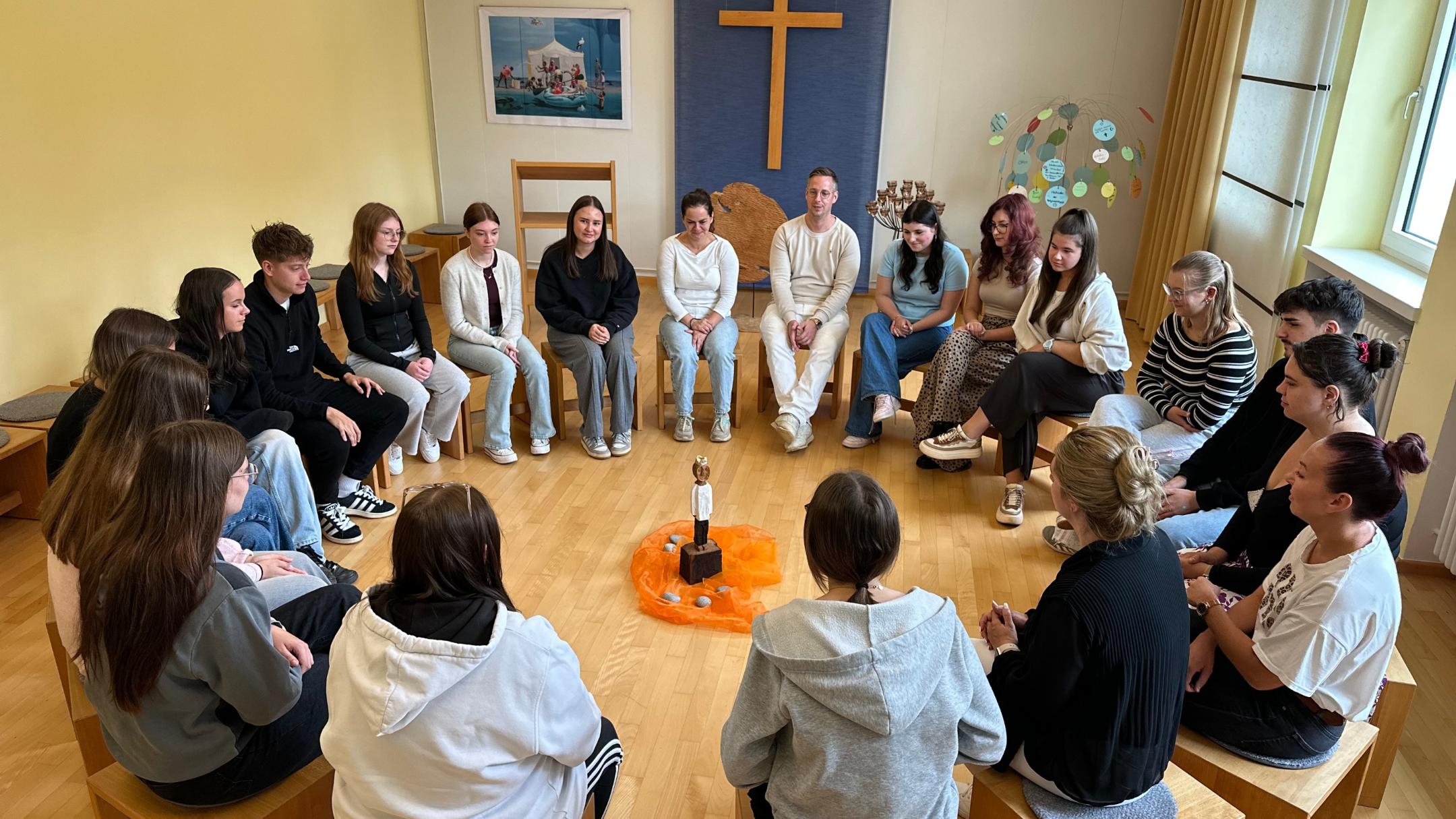 Königsfigur mit Klasse 11.1 im Meditationsraum