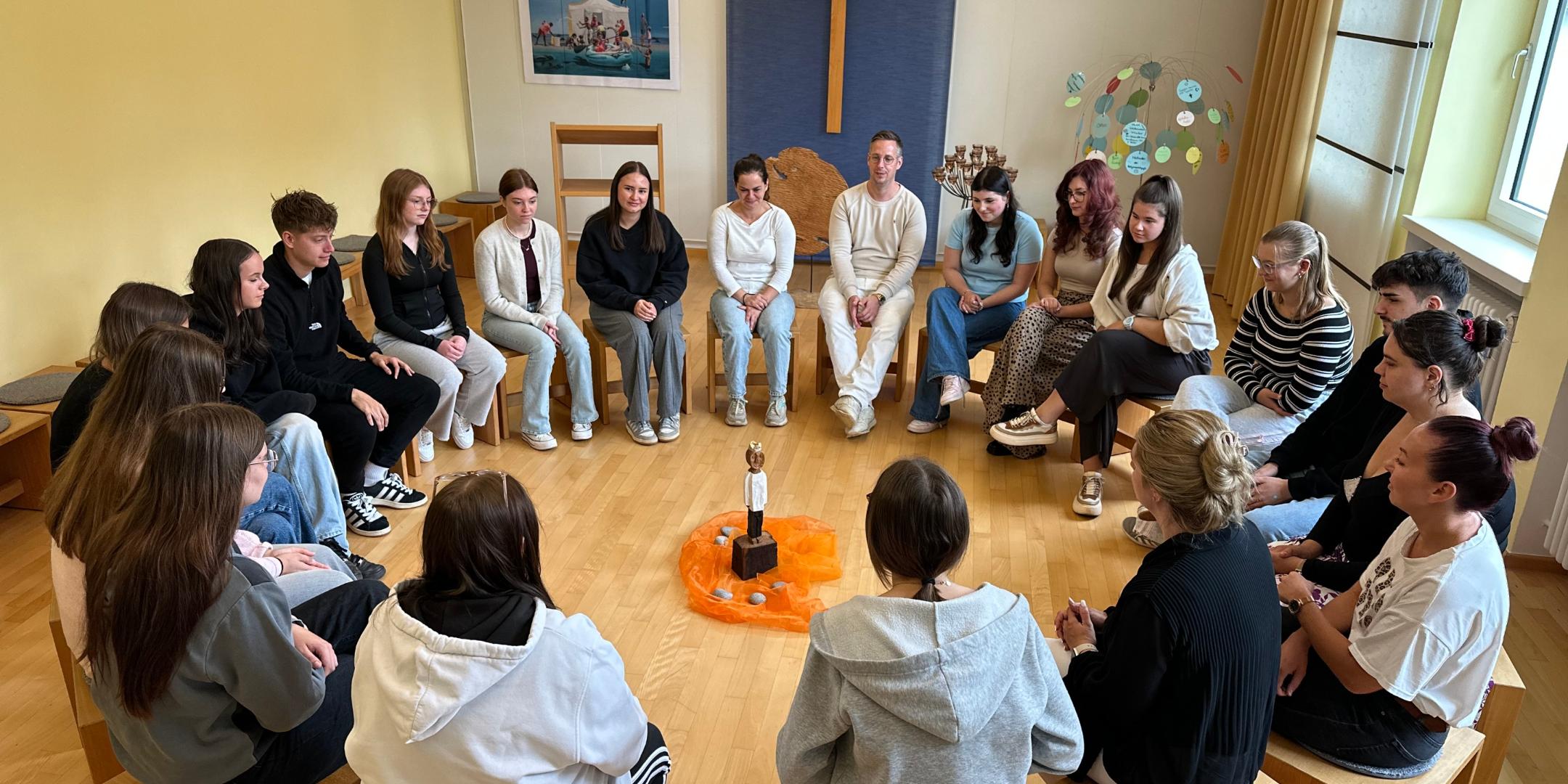 Königsfigur mit Klasse 11.1 im Meditationsraum (c) Kuhn Königsfigur mit Klasse 11.1 im Meditationsraum